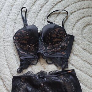 Hunkemoller Bra and Bikini Bottom Set